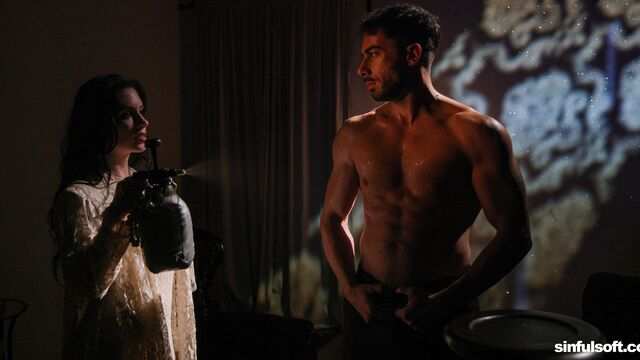 Aqldan ozgan godak Sara Jey ofitsiantni jinsiy aloqa qilishga undadi