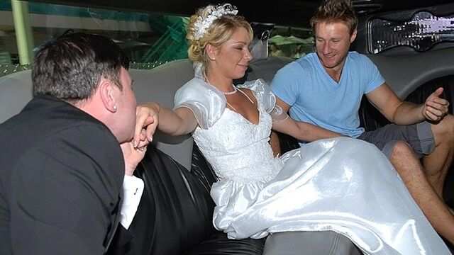 Бисексуалды жұп жыныстық қатынас үшін ер адамды іздейді.