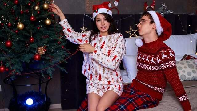 Брюнетка своей аппетитной пилоткой подарила парню кайф на Новый год