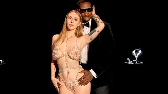 Страстный брутальный негр прокатил на члене девицу с большими дойками