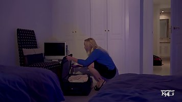 Мамочка блондинка прямо на кровати раздвигает ноги для секса от первого лица